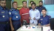 যশোর নাভারনে  কলোনী বাজারে অস্ত্র গুলি ইয়াবা সহ -২ মাদক ব্যাবসায়ী আটক