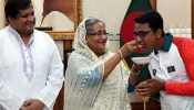 স্বর্ণজয়ী রোমানকে মিষ্টি খাওয়ালেন প্রধানমন্ত্রী শেখ হাসিনা