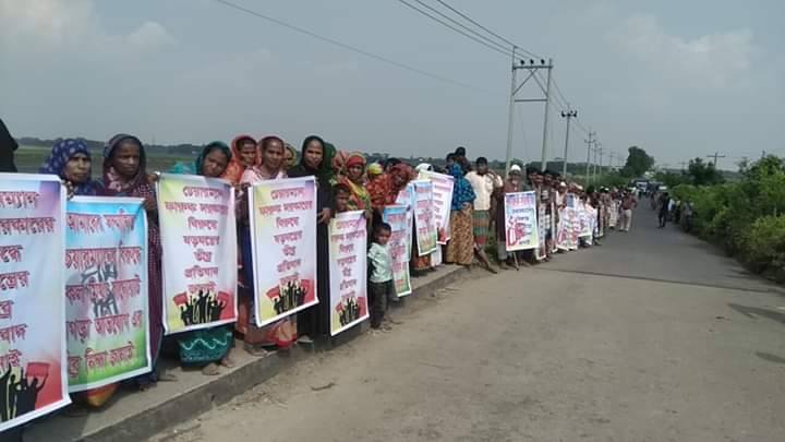 কুমিল্লা মেঘনায় ইউপি চেয়ারম্যানের বিরুদ্ধে অভিযোগের প্রতিবাদে মানববন্ধন ও বিক্ষোভ এলাকাবাসীর।