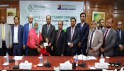 ইসলামী ব্যাংক কর্মকর্তাদের বীমা দাবির চেক হস্তান্তর