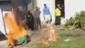 অভিযুক্তকে প্রকাশ্যে পুড়িয়ে মারল গ্রামবাসী!