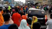 গাজীপুরে বেতনের দাবিতে লকডাউন ভেঙে সড়কে পোশাক শ্রমিকরা