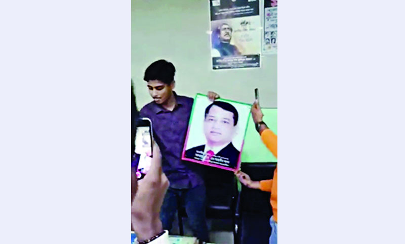 অব্যাহতি দেওয়ার পর নামিয়ে ফেলা হচ্ছে জাহাঙ্গীরের ছবি