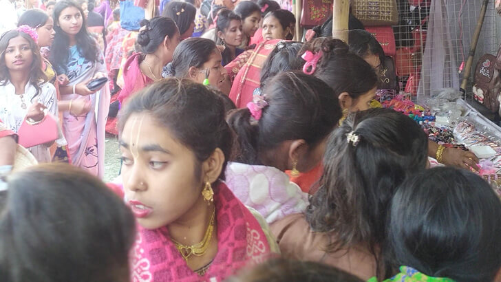 টেংরাখালীর বউমেলায় পুরুষরা ঢুকতে পারেন না