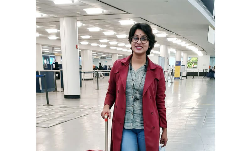 ফেসবুকে বিদেশে পড়ুয়া তরুণীর ছবি, পরিবারকে ‘একঘরে’ করার অভিযোগ