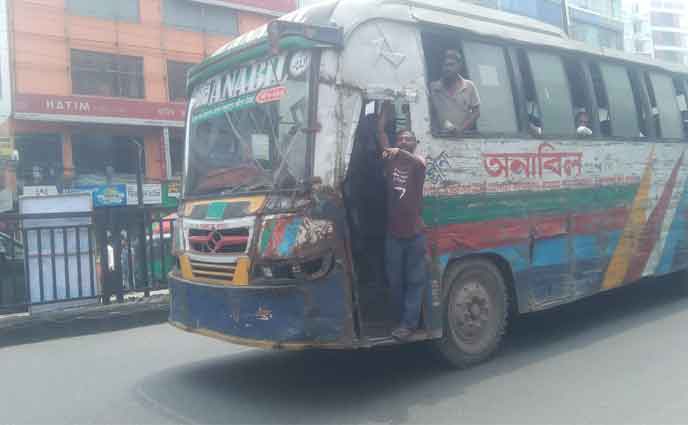 বাসে উঠলেই ‘বকশিশ’