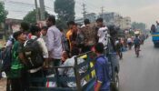 ঝুঁকি নিয়ে খোলা ট্রাক-পিকআপে ছুটছে ঘরমুখো মানুষ